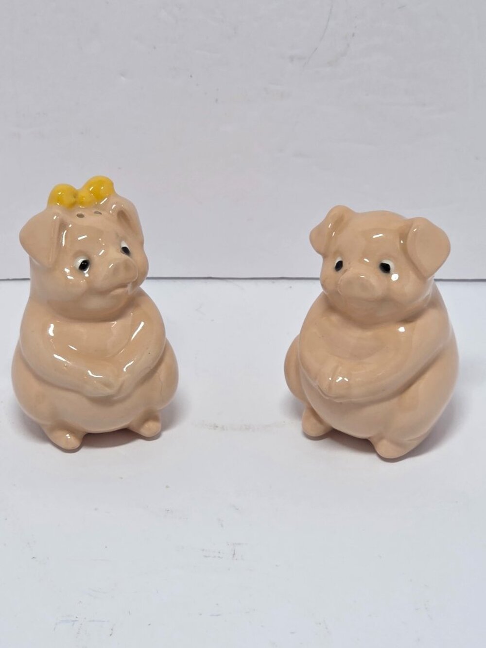 Ceramic Pig Salt & Pepper Shakers Set of 2 Beige/Yellow Bow Novelty 3 in